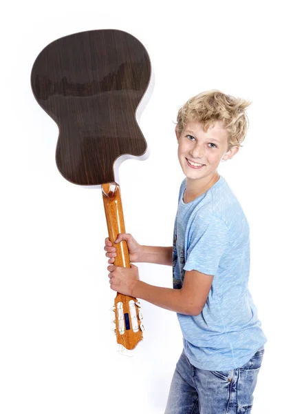 Rubio adolescente chico con guitarra en estudio contra fondo blanco — Foto de Stock