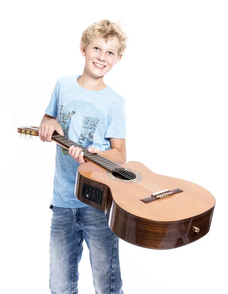 Loira adolescente menino com guitarra em estúdio contra fundo branco — Fotografia de Stock