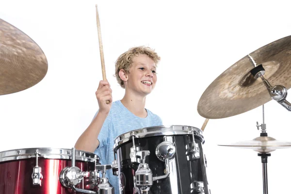 sarışın teen çocuk drumkit Studio beyaz ba karşı bateri çalıyor