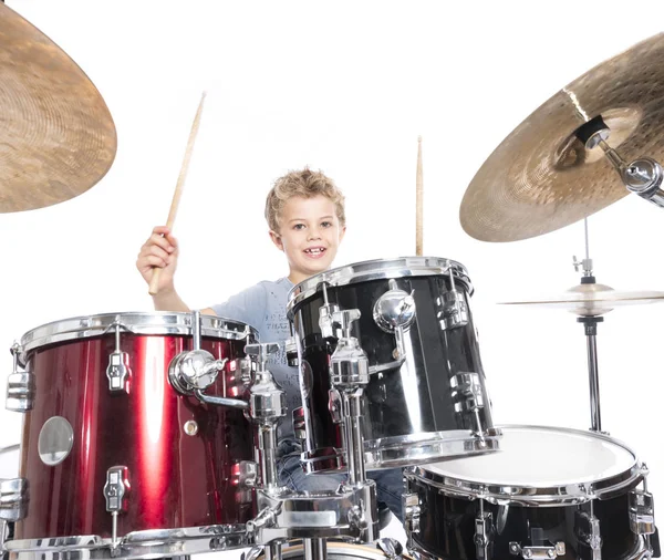 어린 백인 소년 백색 backgrou에 대 한 스튜디오에서 드럼을 재생 — 스톡 사진