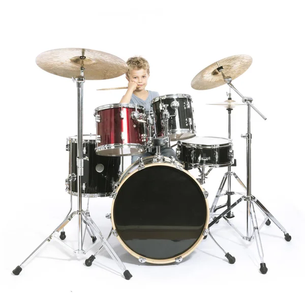 Jovem caucasiano menino toca bateria no estúdio contra branco backgrou — Fotografia de Stock