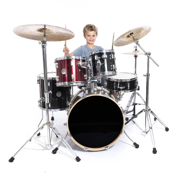 白人少年は白いれたら戦スタジオでドラムを果たしています。 — ストック写真