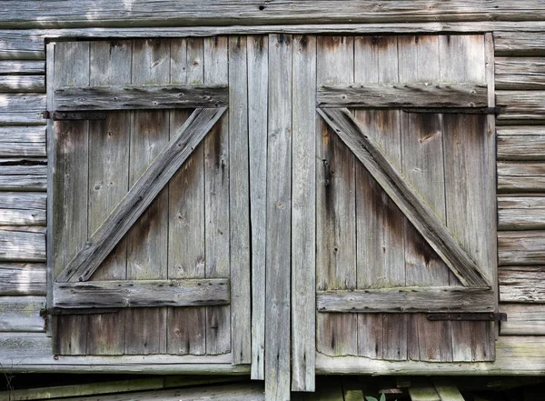 Bardzo stare drzwi stodoły na starej szopie — Zdjęcie stockowe
