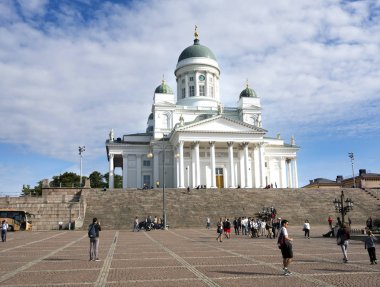 Senato Meydanı önünde helsinki Katedrali sunn üzerinde turist