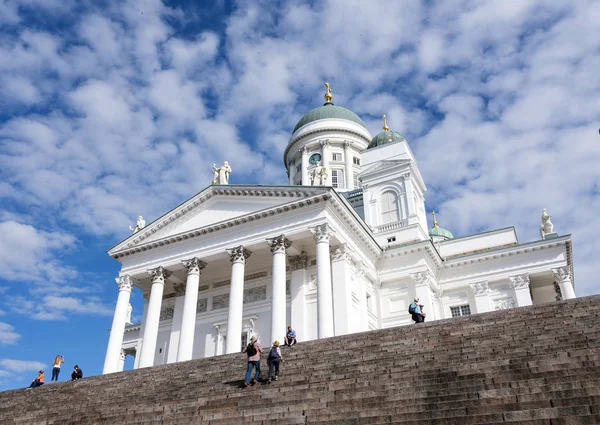 Turistas en los escalones de la catedral helsinki en el soleado día de verano —  Fotos de Stock