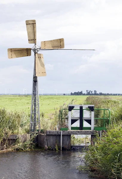 Mały wiatrak do pompowania wody w holenderskich polderów, w pobliżu Huizen i — Zdjęcie stockowe