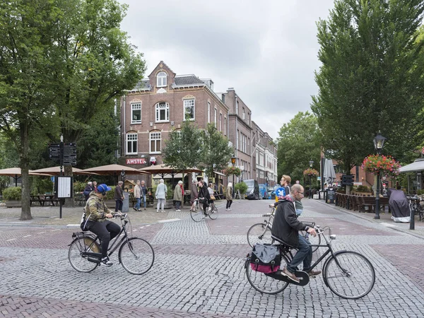 People on bicycle on ledig erf in old medieval city of utrecht i — Stock Photo, Image