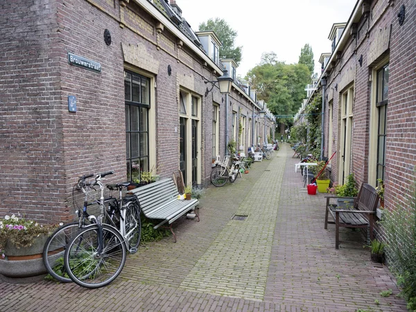 Calle estrecha con pequeñas casas en el centro de la ciudad holandés utrecht — Foto de Stock