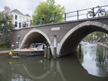 tekne oude gracht yılında Hollandalı şehrin üzerinde köprü altından çıkar
