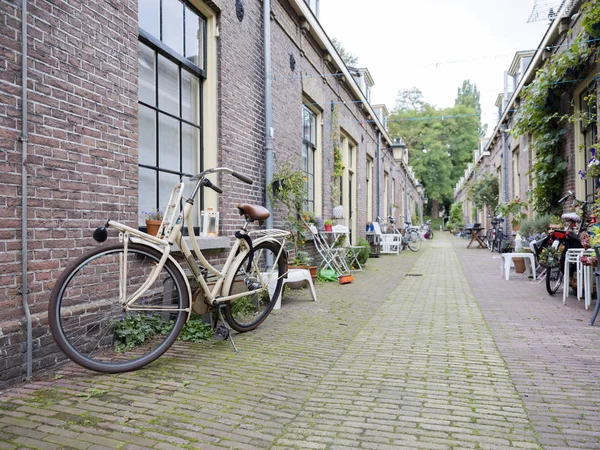Calle estrecha con pequeñas casas en el centro de la ciudad holandés utrecht — Foto de Stock