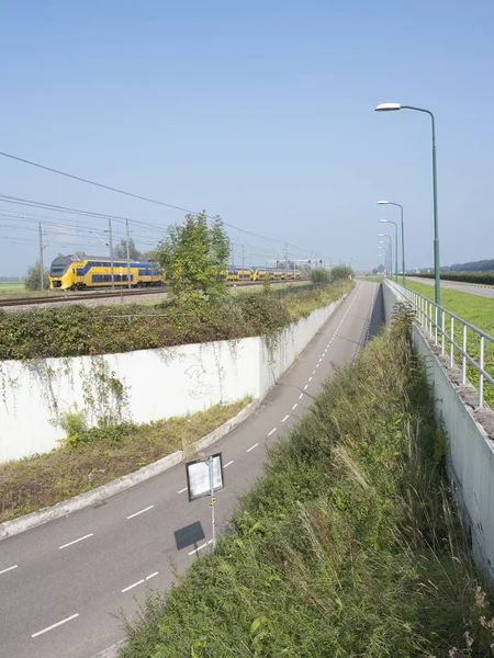 Kolejowego przechodzi latać nad pomiędzy Utrechtem a Amsterdamem, w nethe — Zdjęcie stockowe