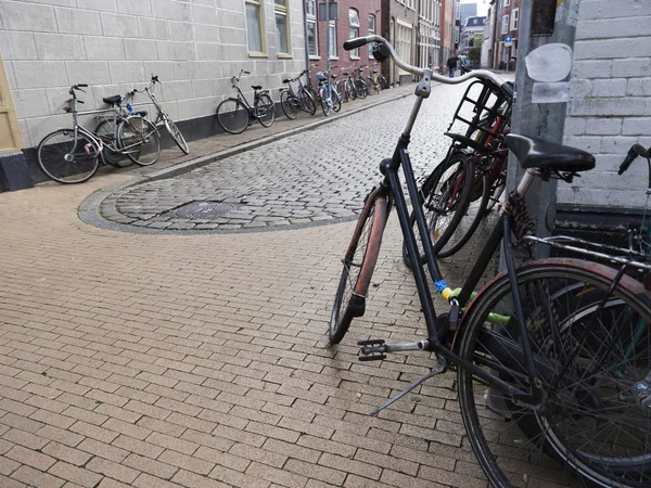 Sporo zaparkowane rowery w centrum starego holenderskiego miasta groningen — Zdjęcie stockowe