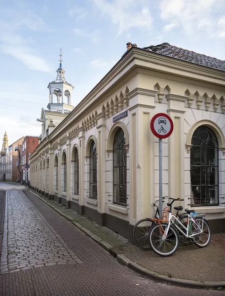 Antigua calle empedrada y gasthuis en callejón en la ciudad medieval de groningen en los Países Bajos — Foto de Stock