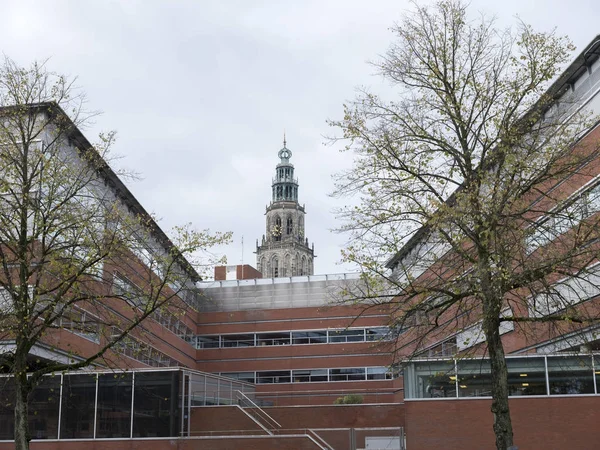 Vieja torre de martini en Groningen sobre las oficinas modernas de la provincia — Foto de Stock