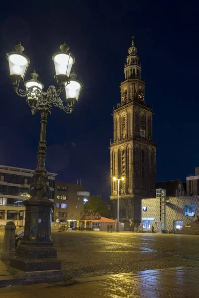 Martini tower w Holandii miasta groningen na centralnym placu świeci w nocy — Zdjęcie stockowe