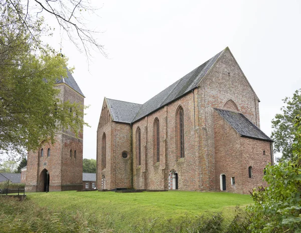 Vecchia chiesa del villaggio Zeerijp nella provincia olandese di groningen nei Paesi Bassi — Foto Stock