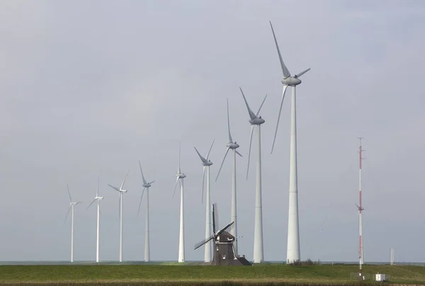 Vecchio mulino a vento olandese tradizionale golia e turbine eoliche vicino eemshaven nella provincia settentrionale groningen dei Paesi Bassi — Foto Stock