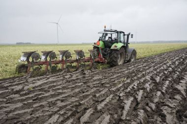 fresly kara ve traktör ile pulluk sürülmüş