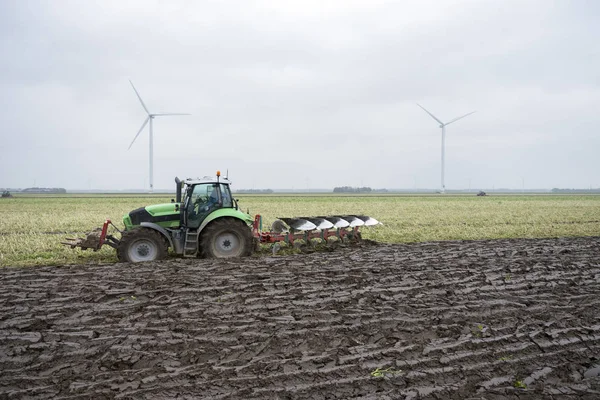 Fresly orání půdy a traktor s pluhem — Stock fotografie