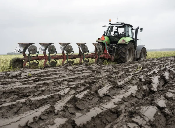 Fresly szántani a földet, és a traktor, eke — Stock Fotó
