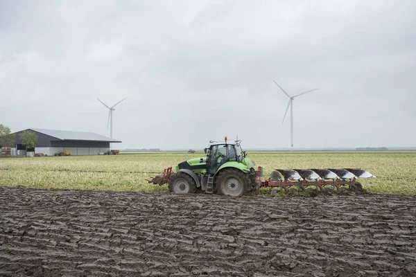 Fresly orání půdy a traktor s pluhem — Stock fotografie