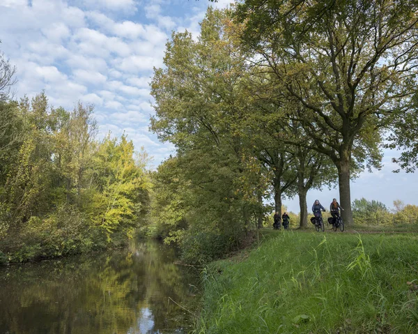 Persone in bicicletta vicino a valleikanaal nei pressi di Scherpenzeel in Olanda — Foto Stock