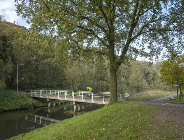 Mensen op de fiets in de buurt van valleikanaal in de nabijheid van Scherpenzeel in Nederland — Stockfoto