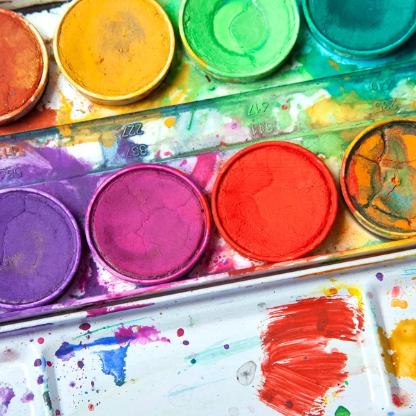Ljusa färger för akvarellmålning i dedikerad box — Stockfoto