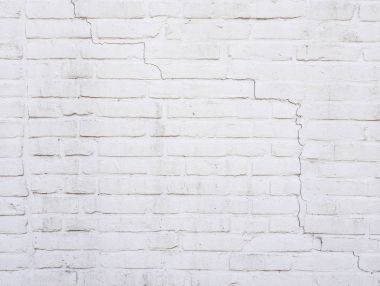 çatlamak ile beyaz boyalı tuğla duvar parçası