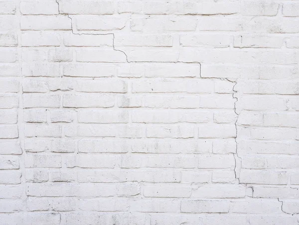 Teil der weiß gestrichenen Ziegelwand mit Riss — Stockfoto