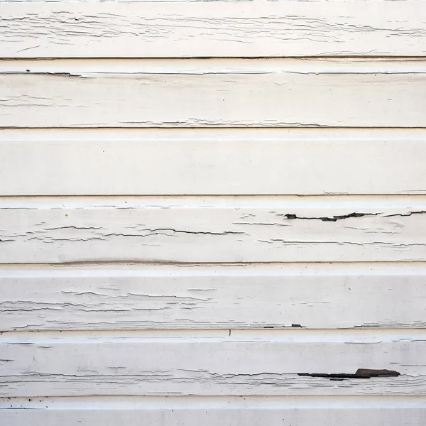 Peeling vernice bianca su assi orizzontali di legno — Foto Stock