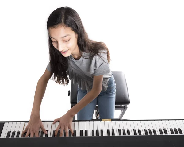 Genç esmer kız ve siyah dik piyano Studio — Stok fotoğraf
