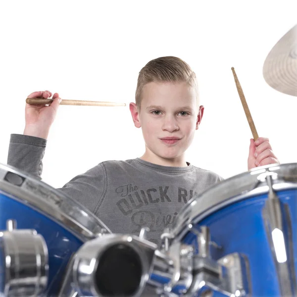 Yount blond tiener jongen op drumkit — Stockfoto