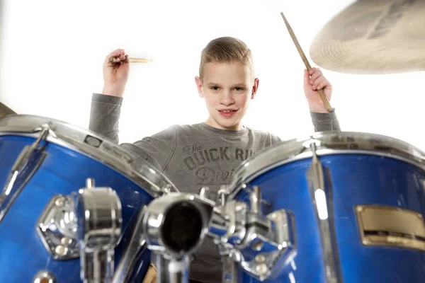 Yount blond teen chlapec na bicí souprava — Stock fotografie