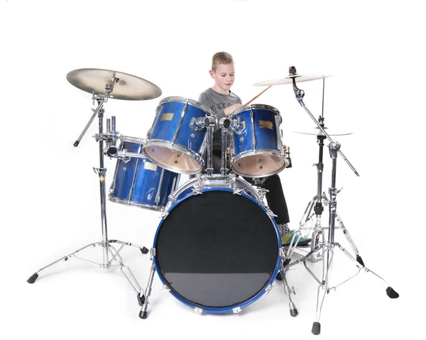 Yount blond teen chłopiec o zestaw perkusyjny — Zdjęcie stockowe