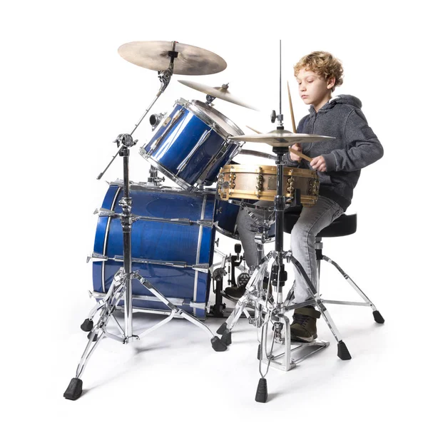 Joven rubio caucásico chico en drumset en estudio — Foto de Stock