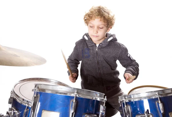 スタジオのドラムセットで若い金髪白人の少年 — ストック写真
