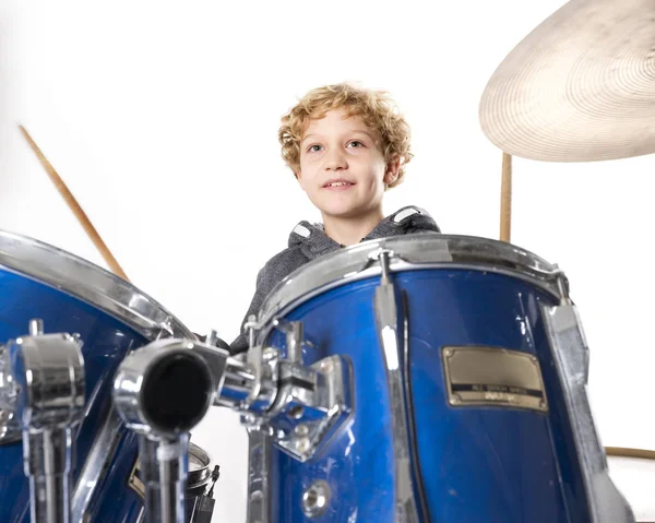 Jovem loiro caucasiano menino na bateria em estúdio — Fotografia de Stock