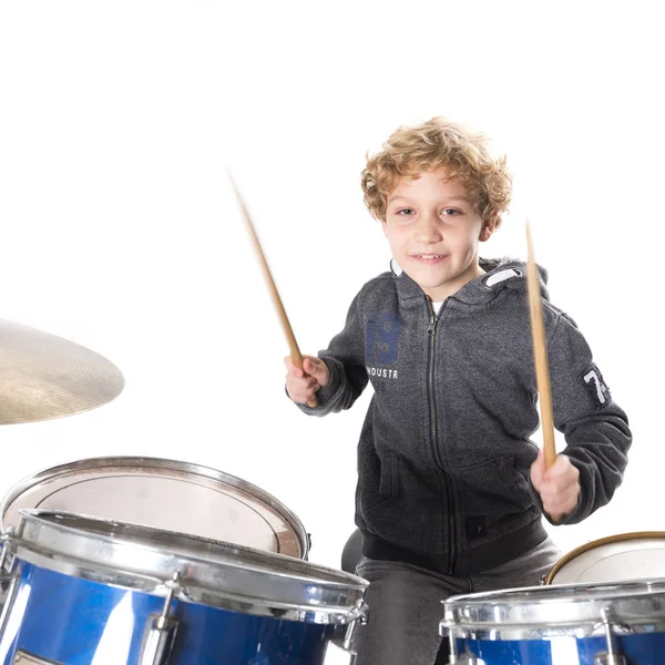 Joven rubio caucásico chico en drumset en estudio — Foto de Stock