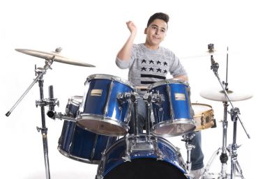 drumset beyaz bir arka plana dayanır Studio adlı genç çocuk