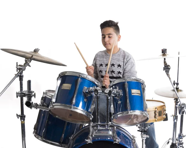 Teen chłopiec na perkusji w studio białym tle — Zdjęcie stockowe