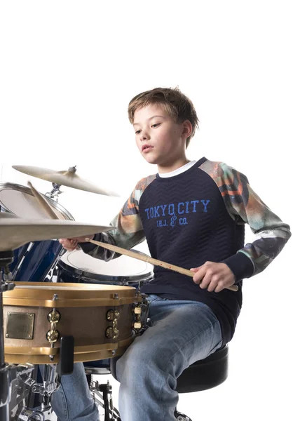 Νεαρό ξανθό αγόρι στο drum kit στο studio — Φωτογραφία Αρχείου