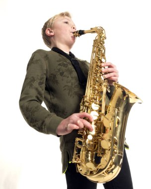 Genç sarışın çocuk ve saksafon Studio