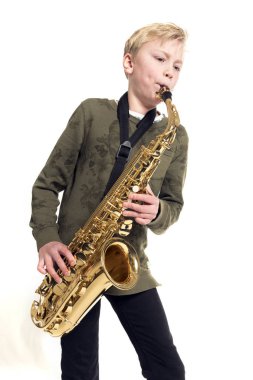 Genç sarışın çocuk ve saksafon Studio