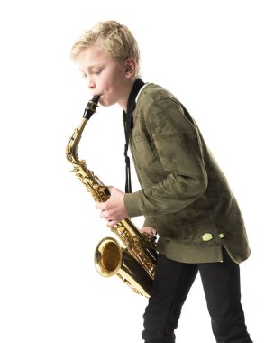 Genç sarışın çocuk ve saksafon Studio