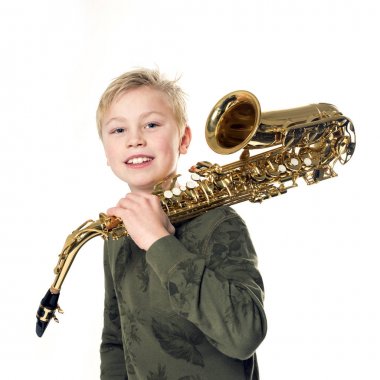Genç sarışın çocuk ve saksafon Studio