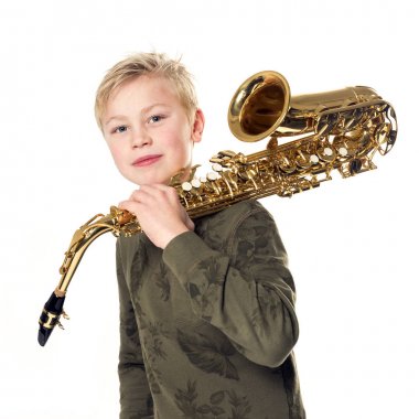 Genç sarışın çocuk ve saksafon Studio