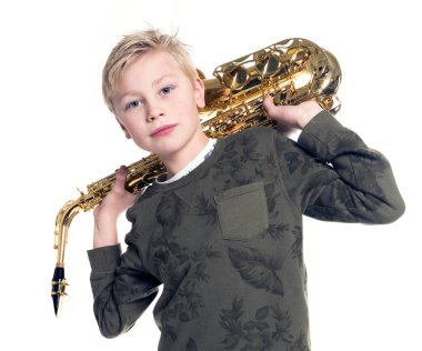 Genç sarışın çocuk ve saksafon Studio