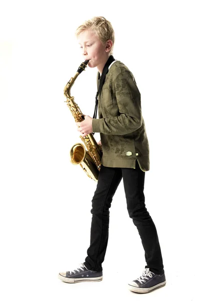 Jeune garçon blond et saxophone en studio — Photo