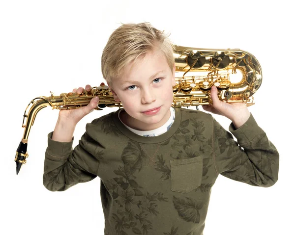Genç sarışın çocuk ve saksafon Studio — Stok fotoğraf